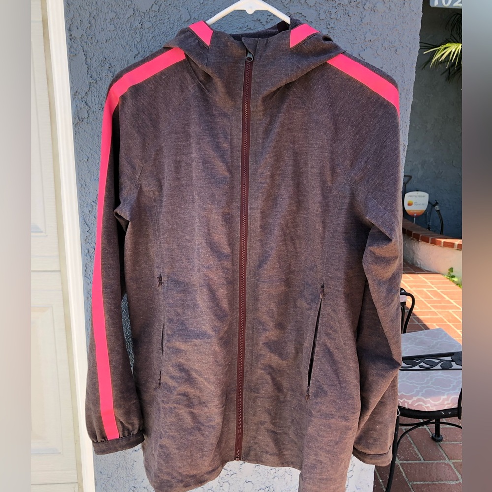 Woman’s Lululemon The Drizz Lightweight Rain Jacket in Black Cherry Size 6